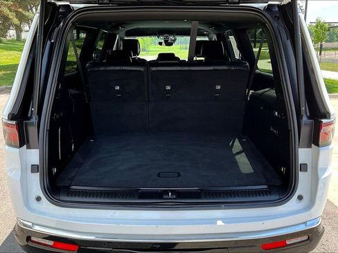 Used 2024 Jeep Wagoneer L Series II w/ Flexible Seating Group AWD/4WD image 7