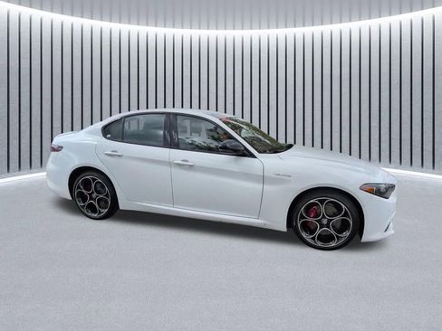 Used 2024 Alfa Romeo Giulia Veloce AWD/4WD image 3
