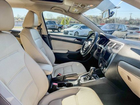 Used 2017 Volkswagen Jetta SE image 16