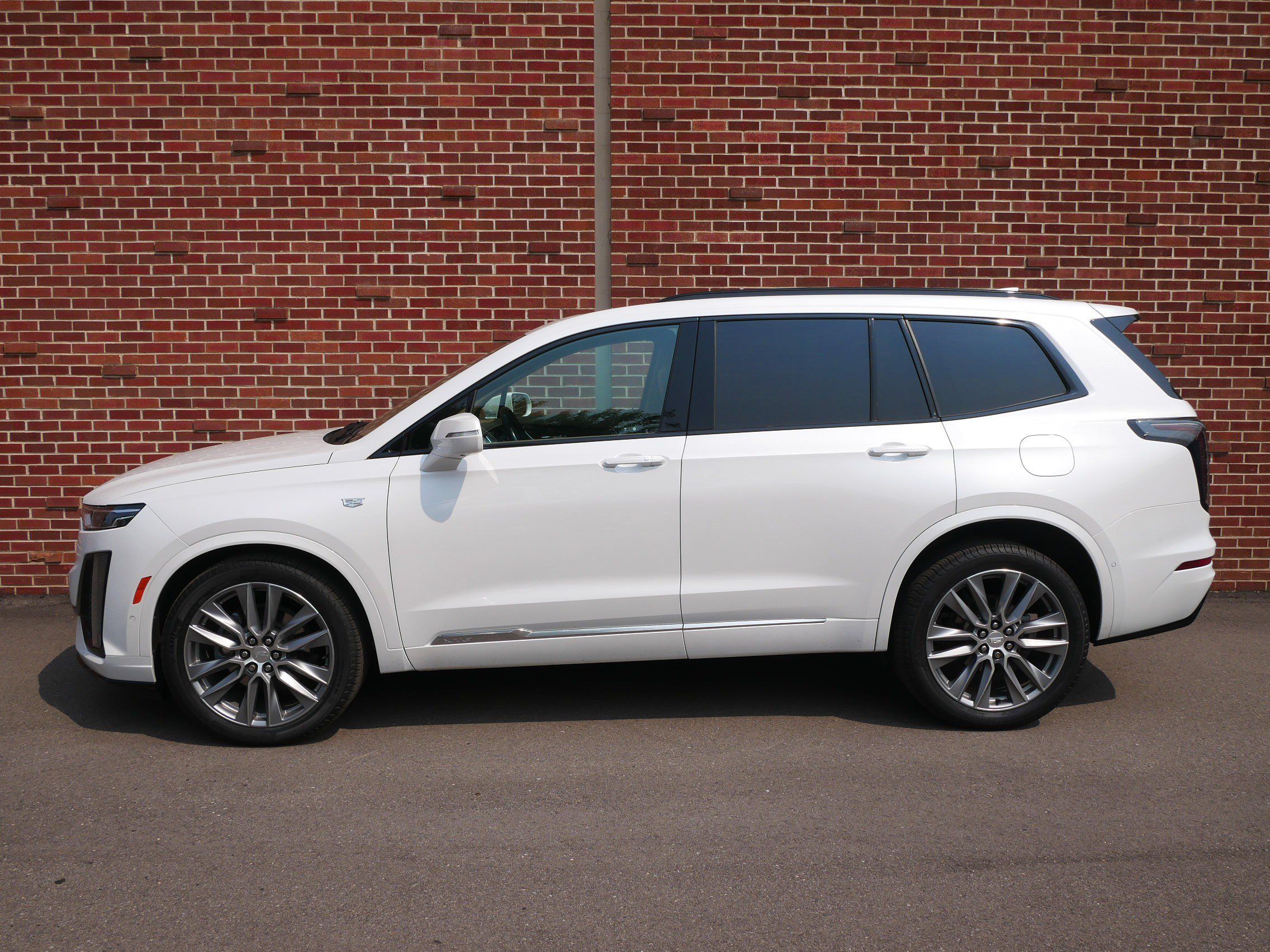Used 2020 Cadillac XT6 Sport w/ Platinum Package AWD/4WD image 2