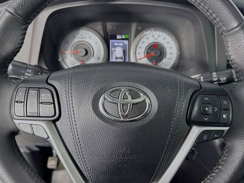 Used 2018 Toyota Sienna SE w/ SE Preferred Package image 16