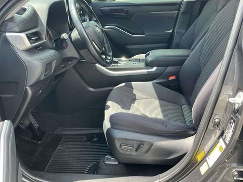 Used 2020 Toyota Highlander LE FWD image 13