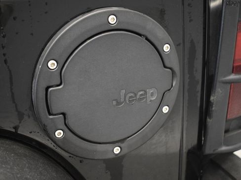 Used 2013 Jeep Wrangler Unlimited Sahara image 20