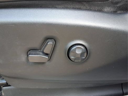 Used 2023 Chrysler Pacifica Touring-L FWD image 27