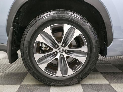 Used 2023 Toyota Highlander XLE AWD/4WD image 18