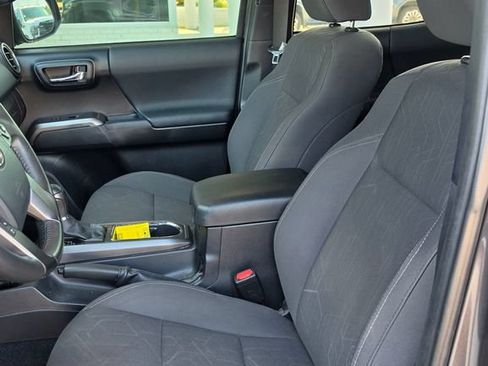 Used 2017 Toyota Tacoma TRD Sport w/ Premium & Technology Package RWD image 8