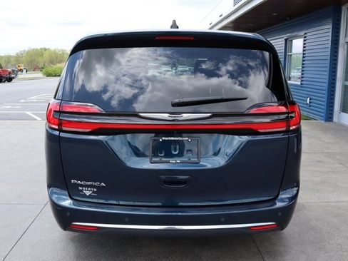 Used 2024 Chrysler Pacifica Touring-L FWD image 7