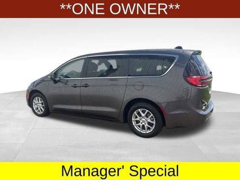 Used 2023 Chrysler Pacifica Touring-L FWD image 4