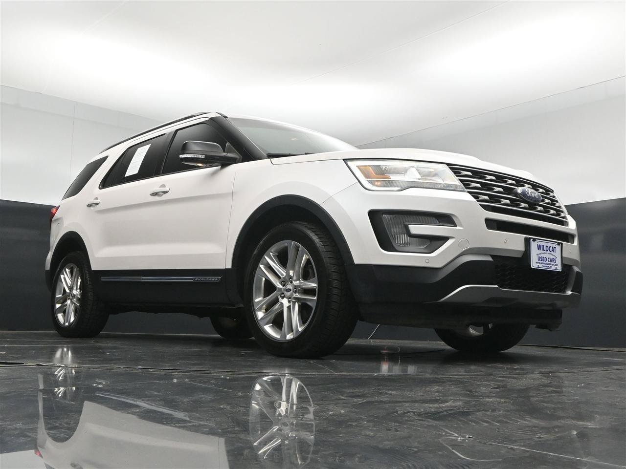 Used 2017 Ford Explorer XLT w/ Equipment Group 202A AWD/4WD image 29