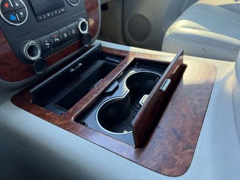 Used 2008 Chevrolet Suburban LTZ w/ LTZ Preferred Equipment Group RWD image 24