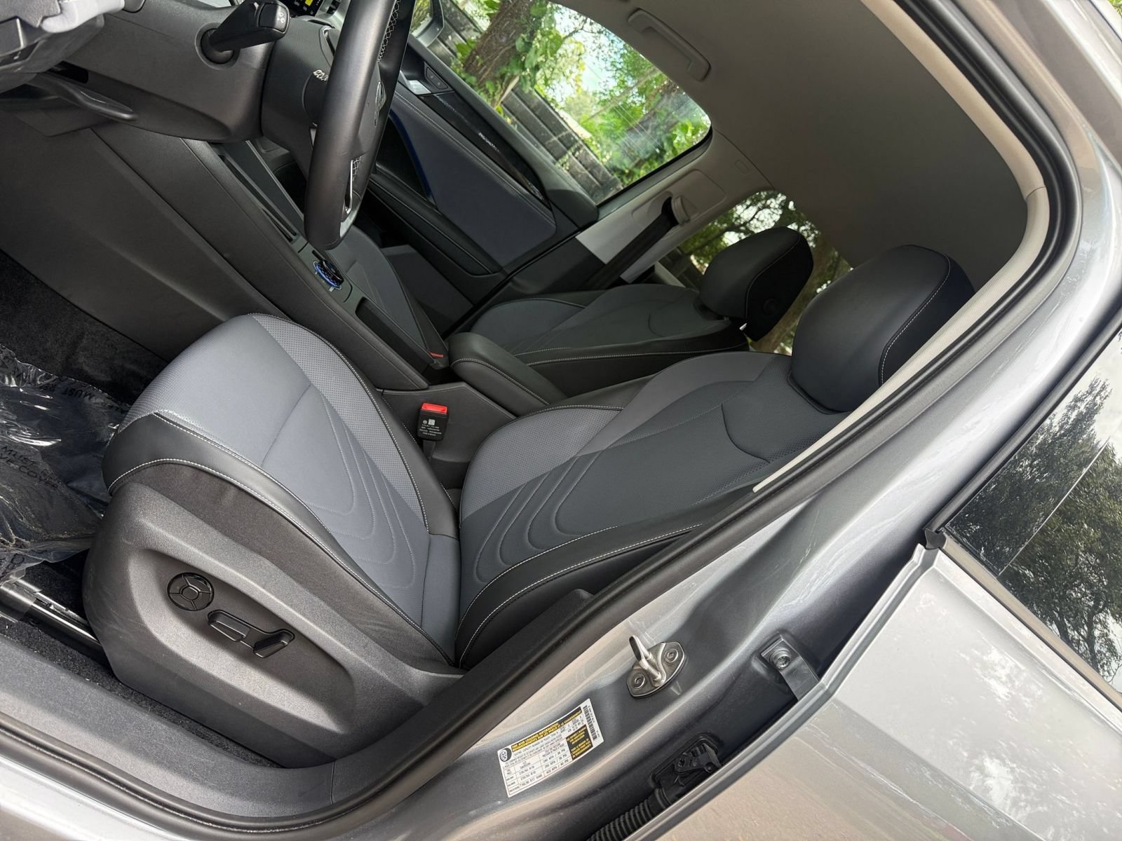 Used 2026 Volkswagen Tiguan SE FWD image 34