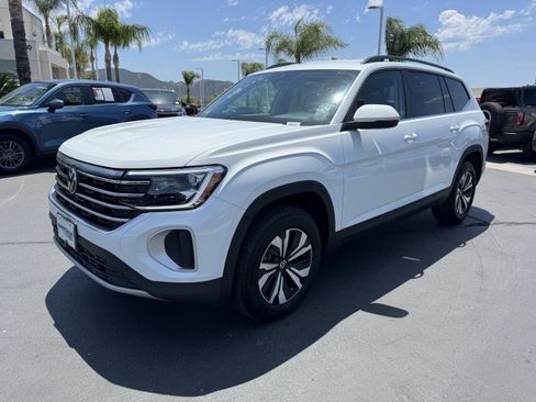 Certified 2025 Volkswagen Atlas SE FWD image 4