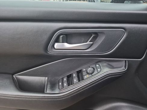 Used 2025 Nissan Rogue SV image 13