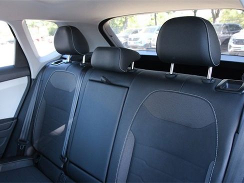 Certified 2025 Volkswagen Taos SE image 17