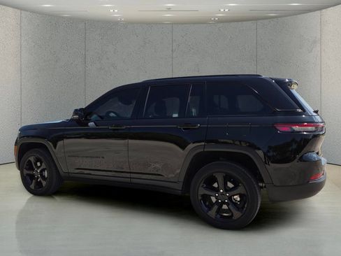 Used 2023 Jeep Grand Cherokee Altitude RWD image 8