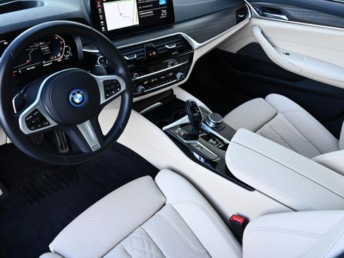 Certified 2022 BMW 530e w/ Premium Package image 11