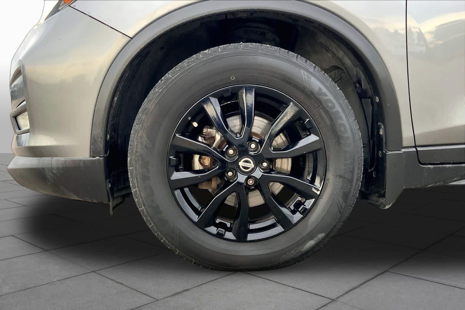 Used 2018 Nissan Rogue SV w/ Premium Package FWD image 11