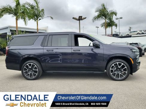 Certified 2025 Chevrolet Suburban RST image 11