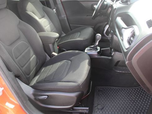 Used 2018 Jeep Renegade Latitude w/ Cold Weather Group image 7