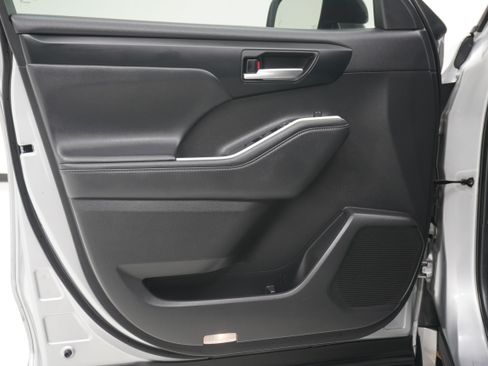 Used 2021 Toyota Highlander XSE FWD image 16
