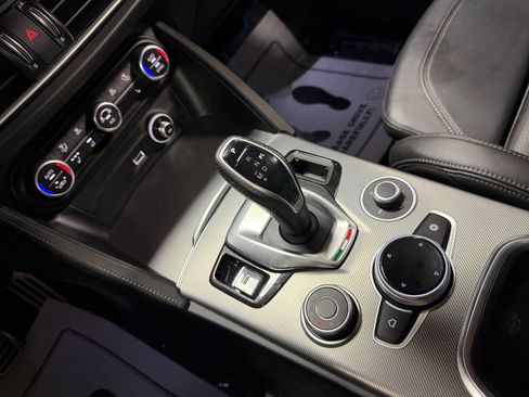 Used 2022 Alfa Romeo Stelvio Veloce AWD/4WD image 34