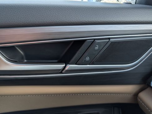 Certified 2025 Volkswagen Atlas Cross Sport SE image 22