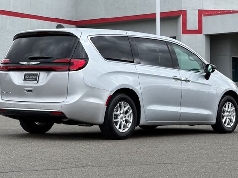 Used 2024 Chrysler Pacifica Touring-L FWD image 2