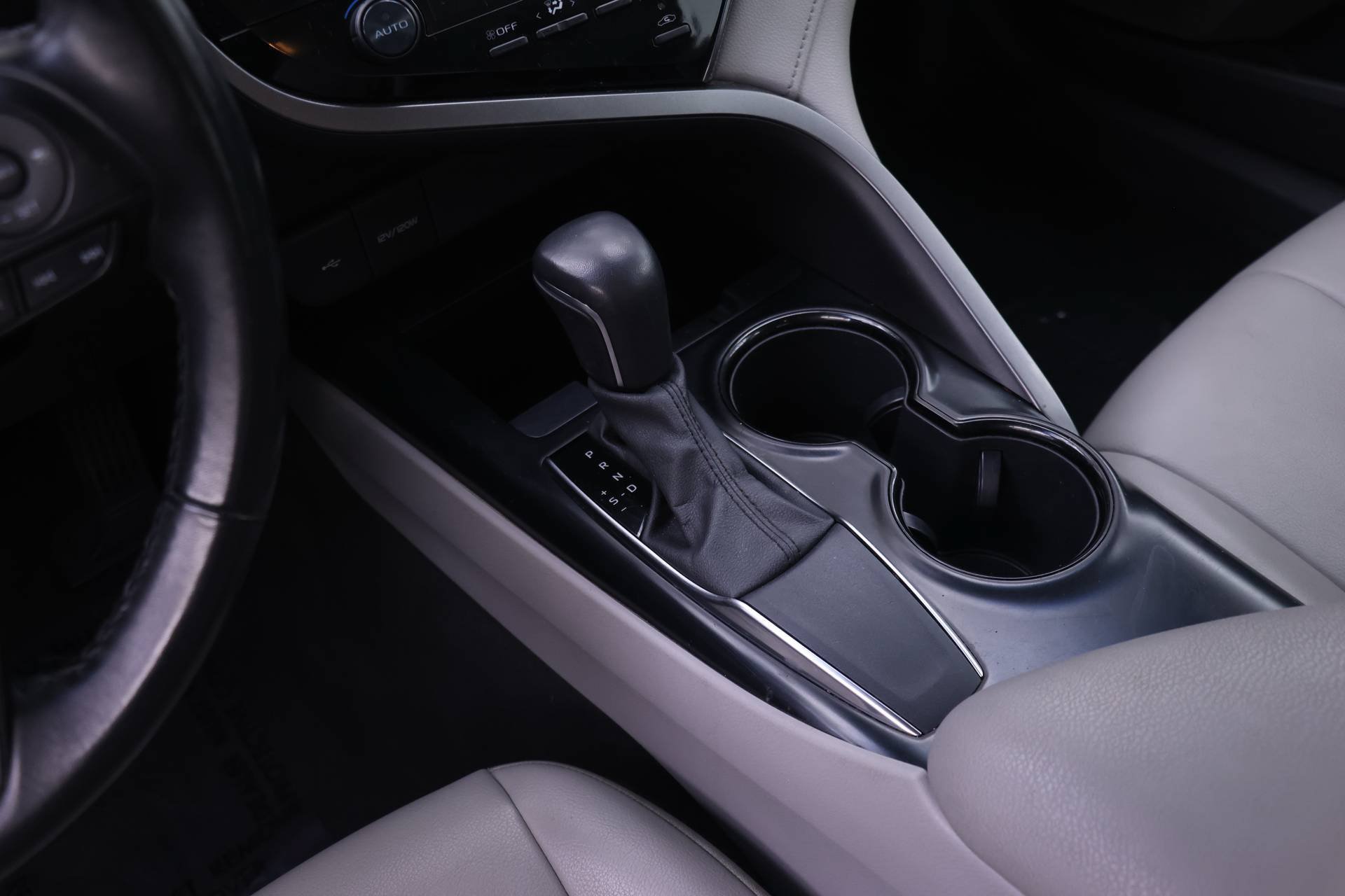 Used 2020 Toyota Camry SE FWD image 14