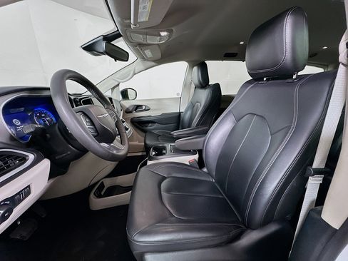 Used 2024 Chrysler Pacifica Touring-L image 13
