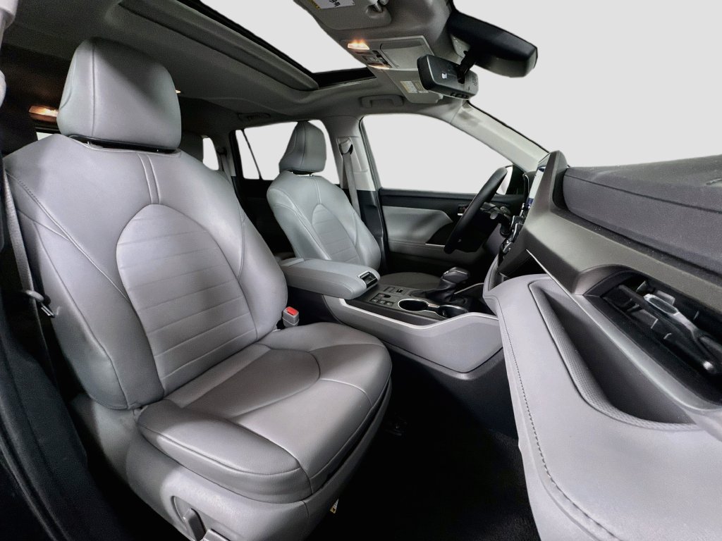 Used 2023 Toyota Highlander XLE AWD/4WD image 30