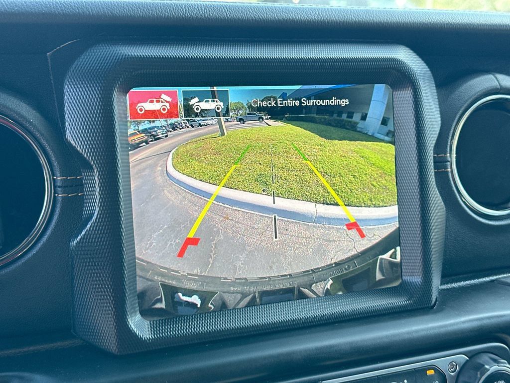 Used 2022 Jeep Wrangler Unlimited Sahara AWD/4WD image 14