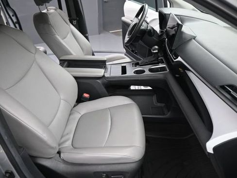 Certified 2025 Toyota Sienna XLE FWD image 14
