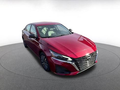 Used 2025 Nissan Altima 2.5 SV image 3