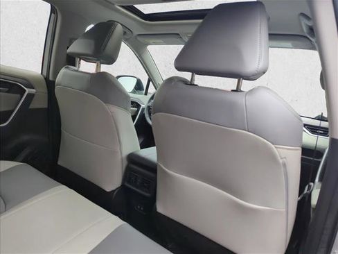 Used 2020 Toyota RAV4 Limited image 29