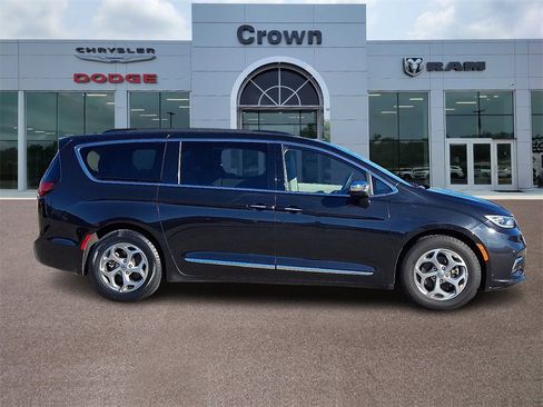 Used 2023 Chrysler Pacifica Limited image 7