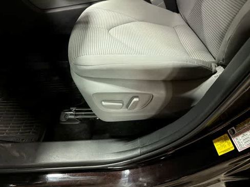 Used 2022 Toyota Highlander LE AWD/4WD image 24