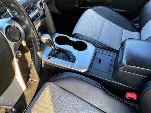 Used 2014 Toyota Camry SE image 6