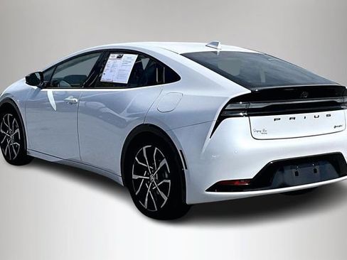 Used 2025 Toyota Prius Plug-In Hybrid image 4