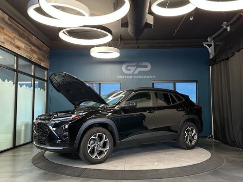 Used 2025 Chevrolet Trax LT FWD image 24