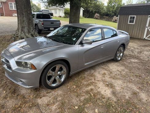 Used 2013 Dodge Charger SE RWD image 1