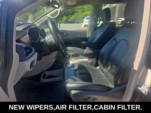 Used 2022 Chrysler Pacifica Touring-L FWD image 14