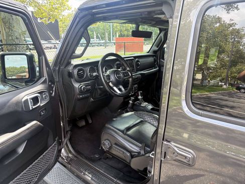 Used 2021 Jeep Wrangler Unlimited Sahara AWD/4WD image 12