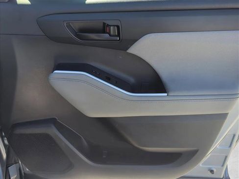 Used 2024 Toyota Highlander LE image 25