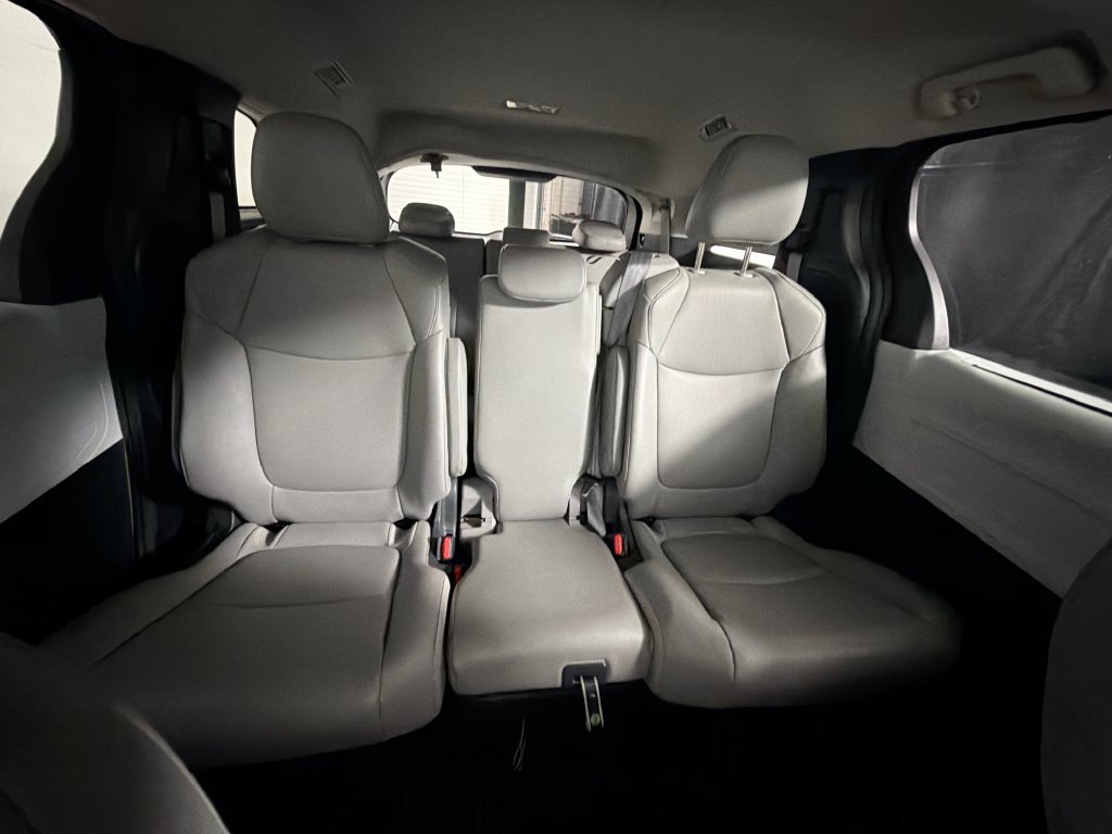 Used 2025 Toyota Sienna XLE FWD image 29