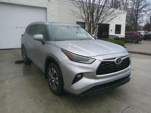 Used 2023 Toyota Highlander XLE image 2
