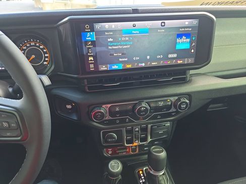 Used 2025 Jeep Gladiator Sport AWD/4WD image 16