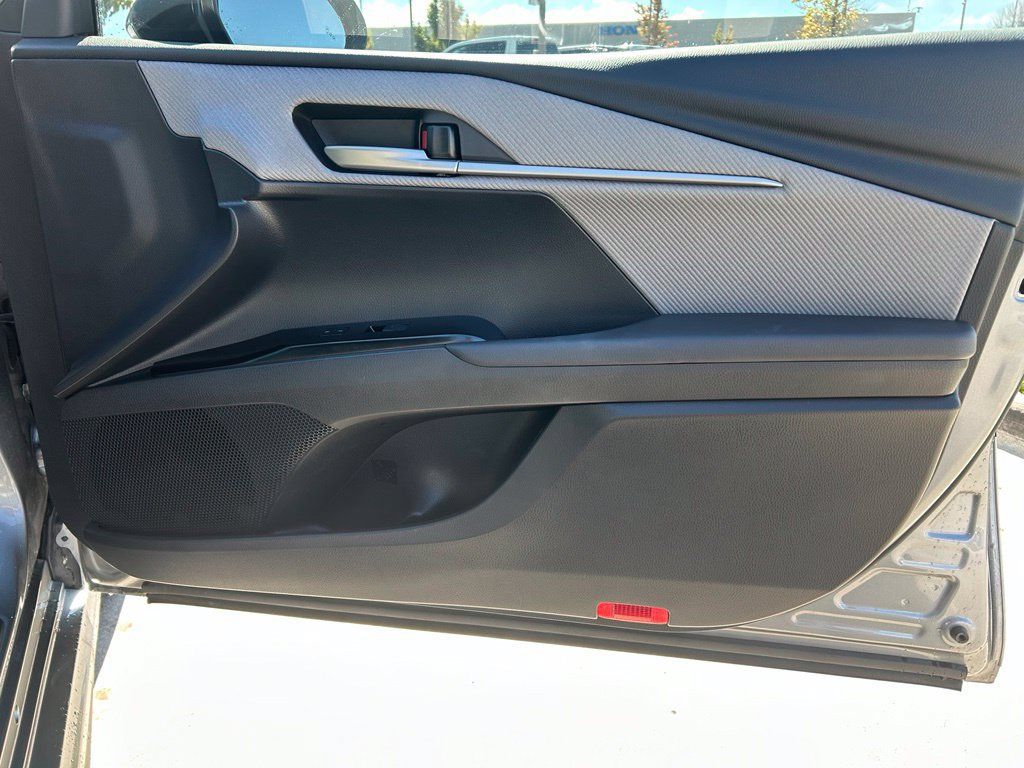 Used 2025 Toyota Camry SE AWD/4WD image 31