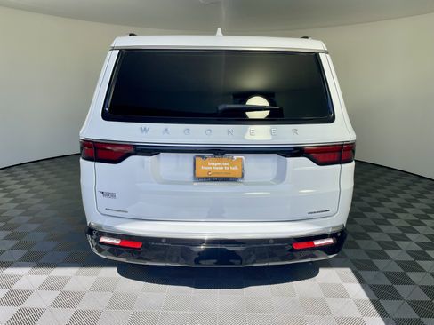 Certified 2023 Jeep Wagoneer Series III w/ Premium Group I AWD/4WD image 4