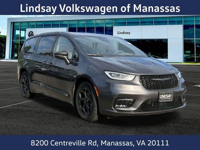 Used 2022 Chrysler Pacifica Limited w/ Uconnect Theater Family Group