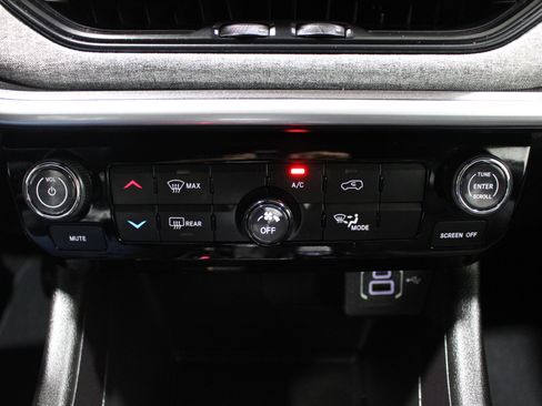 Used 2025 Jeep Compass Latitude AWD/4WD image 16